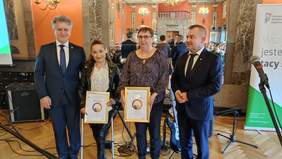 Pokaż zdjęcie: Nagrodzeni z senatorem Krzysztofem Słoniem i członkiem zarządu powiatu koneckiego Jarosławem Staciwa