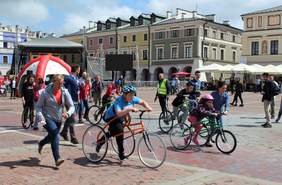 Pokaż zdjęcie: Start biegu na race-runnerach, czyli dostosowanych trójkołowcach bez pedałów