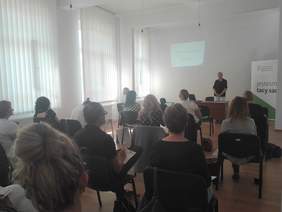 Pokaż zdjęcie: Spotkanie I - Siedzący tyłem przedstawiciele Jednostek Samorządu Terytorialnego odwróceni w kierunku prezentacji i osoby mówiącej