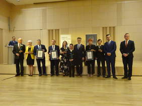 Pokaż zdjęcie: Wspólne zdjęcie z nagrodzonymi