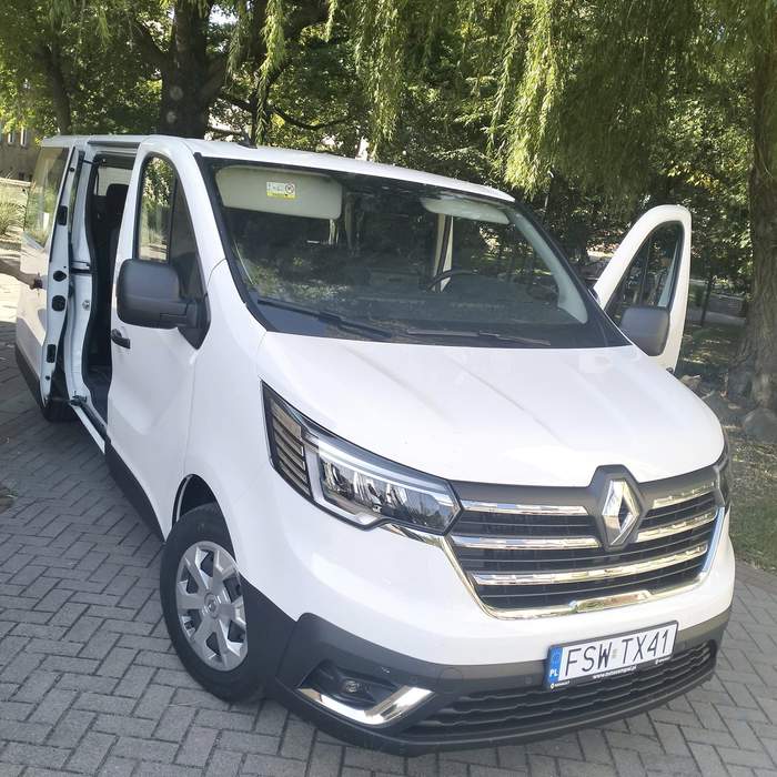 Pokaż zdjęcie: Widoczny biały bus, od przedniej strony