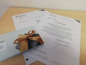 Pokaż zdjęcie: Nagroda wraz z listem gratulacyjnym w konkursie "Sztuka Osób Niepełnosprawnych" dla Pani Kai Matuszek za zdobycie Wyróżnienia w etapie wojewódzkim