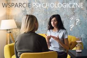 Zdjęcie z zasobów office, dwie kobiety rozmawiają ze sobą, siedzą na żółtych fotelech, jedna siedzi tyłem, druga mocno gestykuluje rękami, na górze zdjęcia napis wsparcie psychologiczne, a poniżej trzy znaki zapytania
