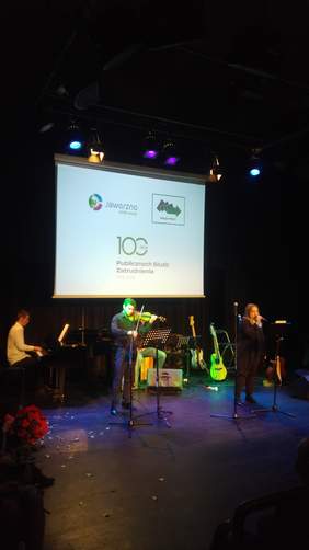 Pokaż zdjęcie: Występ zespołu muzycznego