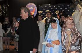 Pokaż zdjęcie: Ks. Prałat Andrzej Waksmański podczas koncertu w Radiu Kraków