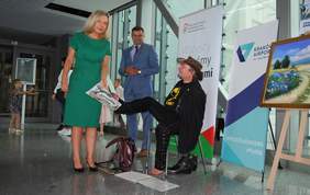 Pokaż zdjęcie: Stanisław Kmiecik grafikę przekazał Małgorzacie Wassermann - Poseł na Sejm