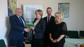 Pokaż zdjęcie: Podpisanie umowy z Zarządem Powiatu Limanowskiego