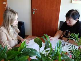 Pokaż zdjęcie: Konsultacje przeprowadziła pracownica Oddziału Świętokrzyskiego Joanna Głowacz - (po prawej stronie)