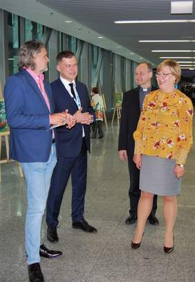 Pokaż zdjęcie: Od lewej: Dyrektor Krzysztof Głuchowski, Dyrektor Jacek Guzicki, Ks dr. Franciszek Ślusarczyk oraz Dyrektor Marta Mordarska