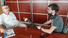 Pokaż zdjęcie: Pracownik PFRON Piotr Kopyciński podczas udzielania wywiadu dla redaktora Radia PiK - panowie siedzą naprzeciwko siebie, przy stole