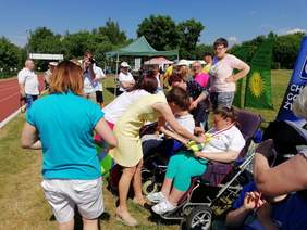 Pokaż zdjęcie: Zwycięzcy XVII Powiatowych Igrzysk Dzieci i Młodzieży Niepełnosprawnej w Szamotułach nagradzani przez Annę Skupień, dyrektor Oddziału Wielkopolskiego PFRON