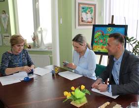 Pokaż zdjęcie: Podpisanie umów dla projektów "Gotowi do pracy" i "Kompas - kierunek niezależność"