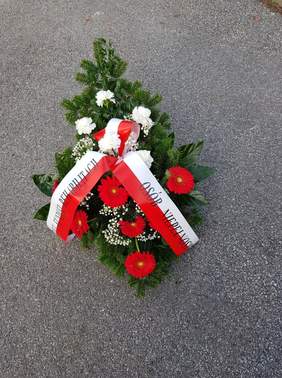 Pokaż zdjęcie: Kwiaty złożone z okazji Narodowego Święta Niepodległości