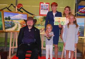 Pokaż zdjęcie: Martynka Gruca przekazała swój rysunek Minister Elżbiecie Rafalskiej