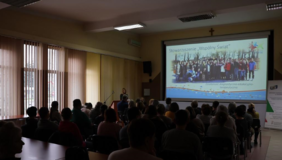 Pokaż zdjęcie: Zdjęcie sali konferencyjnej w urzędzie gminy w Parczewie, w sali zgromadziła się duża liczba osób - słuchaczy.