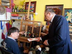 Pokaż zdjęcie: Przekazanie karty podarunkowej panu Rafałowi Lisowskiemu z WTZ w Starachowicach