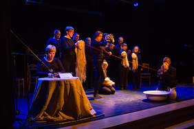 Artyści z WTZ w Hajnówce w spektaklu teatralnym.