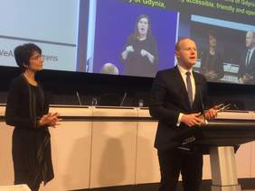 Pokaż zdjęcie: Wiceprezydent Bartosz Bartoszewicz odebrał w Brukseli nagrodę za trzecie miejsce w konkursie Access City Award /źródło:www.gdynia.pl