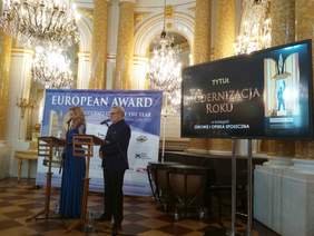 Pokaż zdjęcie: Kobieta i mężczyzna stojący przy mikrofonach