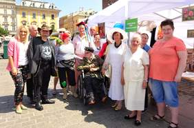 Pokaż zdjęcie: Od lewej: Joanna Kołdras - przedstawiciel Oddziału Małopolskiego PFRON, Stanisław Kmiecik - artysta malarz oraz przedstawiciele Fundacji Sztuki Osób Niepełnosprawnych