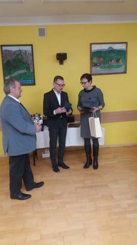 Pokaż zdjęcie: Urodzinowy upominek wręcza pracownik Oddziału Zachodniopomorskiego PFRON Inga Mikee