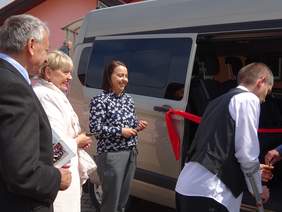 Pokaż zdjęcie: Przekazanie busa dla podopiecznych Środowiskowego Domu Samopomocy we Włoszakowicach