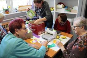 Pokaż zdjęcie: Zajęcia integracyjne dla rodzin osób niepełnosprawnych prowadzone w Warsztatach Terapii Zajęciowej w Piaskach