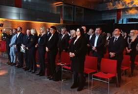 Pokaż zdjęcie: W uroczystości wzięło udział wiele osób zaprzyjaźnionych z MUP