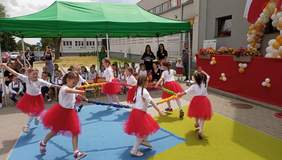 Pokaż zdjęcie: Taniec dziewczynek