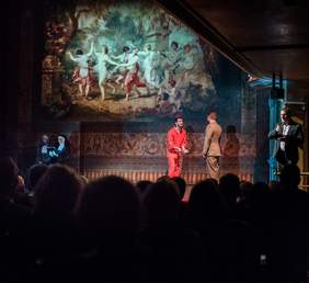 Pokaż zdjęcie: Spektakl z tłumaczem języka migowego