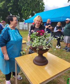 Pokaż zdjęcie: Przygotowywanie bukietów z kwiatów