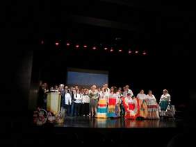 Pokaż zdjęcie: Uczestnicy WTZ wraz z panią kierownik Barbarą Tutpyńską na scenie Brodnickiego Domu Kultury