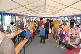 Wspólne świętowanie na festynie "Fajnie być razem" - urodziny Specjalnego Ośrodka Szkolno - Wychowawczego w Ziemięcicach