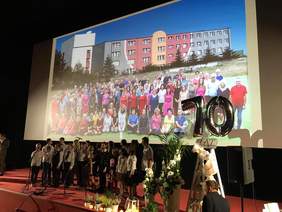 Pokaż zdjęcie: Rozpoczęcie uroczystości hymnem Placówki