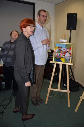 Pokaż zdjęcie: Praca na sztaludze, osoba oglądająca.