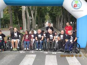Pokaż zdjęcie: Uczestnicy Biegu w kategorii wózków aktywnych