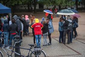 Pokaż zdjęcie: Osoby biorące udział w imprezie plenerowej