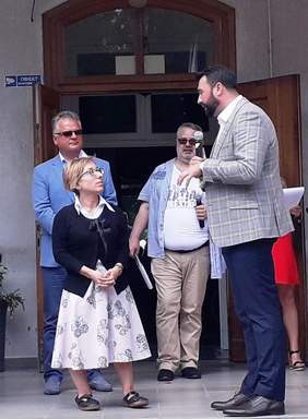 Pokaż zdjęcie: Starosta powiatu płockiego rozmawia z Dyrektorem Oddziału Mazowieckiego za nimi stoi wójt Bodzanowa wraz z prowadzącym olimpiadę