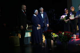 Siostra Urszula w towarzystwie Zastępcy Prezesa (z lewej) oraz Prezesa Jana Ciołka (z prawej)