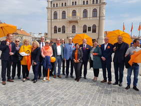 Grupowe zdjęcie kilkunastu osób, polityków, samorządowców, stoją w szeregu