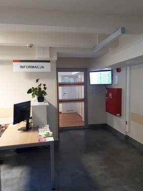 Pokaż zdjęcie: Hol urzędu pracy - szeroki korytarz,obniżona lada w punkcie informacyjnym