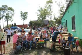 Pokaż zdjęcie: 20-lecie ŚDS w Rajkowach - Happening - uczstnicy bawią się z zaproszonymi gośćmi