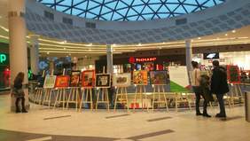 Pokaż zdjęcie: Wystawa „Gdy w sercu kwitnie muzyka” w Centrum Handlowym Avenida w Poznaniu, przy Dworcu Głównym PKP