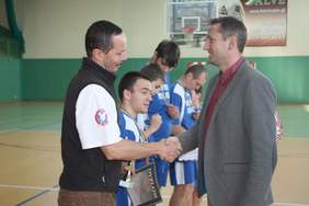 Pokaż zdjęcie: Dekoracja uczestników Turnieju