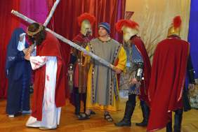 scena z misterium męki pańskiej, aktorzy w strojach adekwatnych do epoki