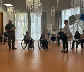 Pokaż zdjęcie: Na dużej sali warsztaty z czytania tekstu sztuki