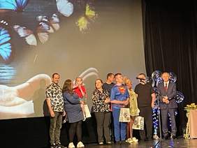 Pokaż zdjęcie: Występy artystyczne dzieci na scenie