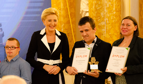 Pokaż zdjęcie: Pierwsza Dama z laureatami konkursu