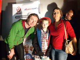 Pokaż zdjęcie: Uczestnik II Biegu po oddech, 13-letni Mikołaj Malcew, chory na mukowiscydozę, z ambasadorką PTWM Panią Justyną Kowalczyk i mamą (z archiwum Olgi Małeckiej-Malcew)