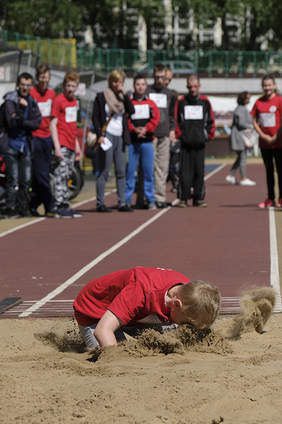 Jeden z zawodników podczas skoku w dal